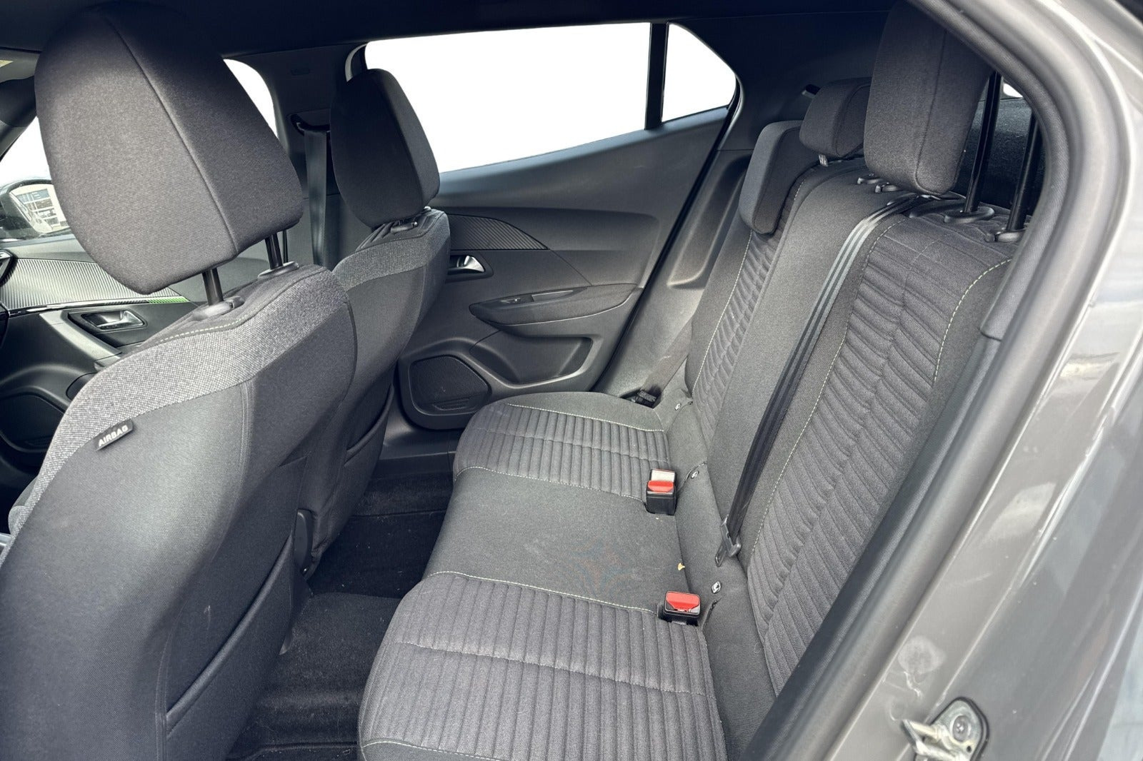 Grå Peugeot 2008 fra 2024