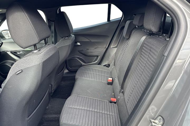 Grå Peugeot 2008 fra 2024