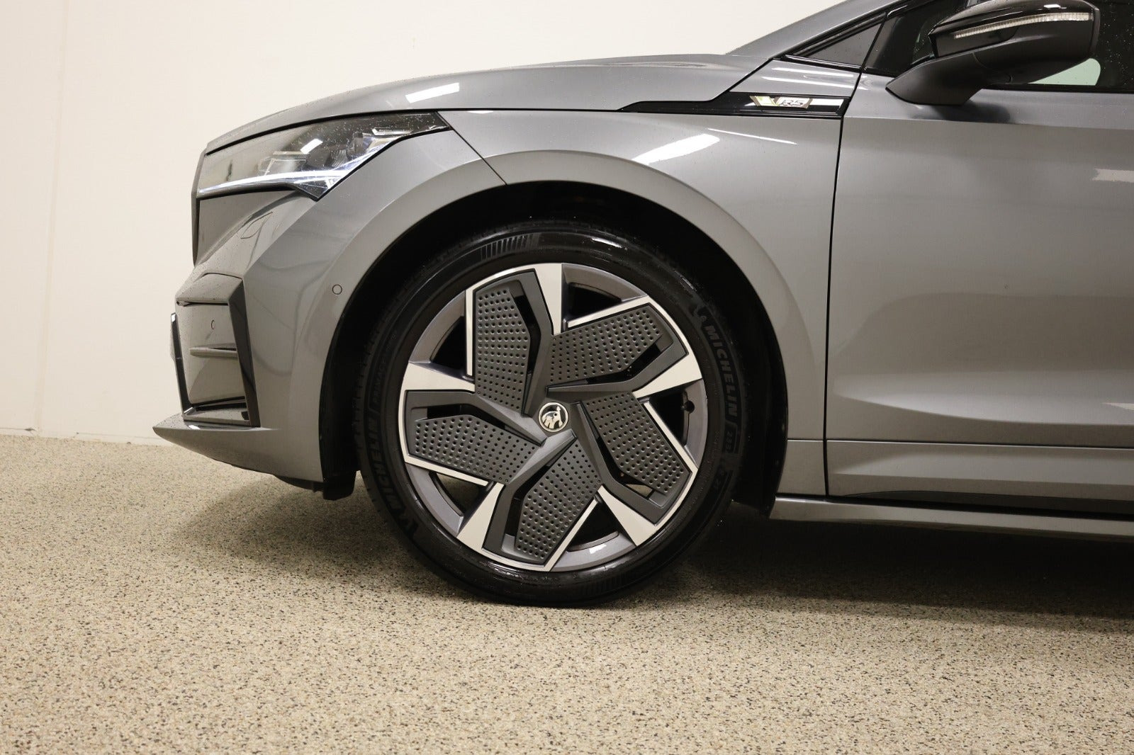 Grå Skoda Enyaq fra 2022