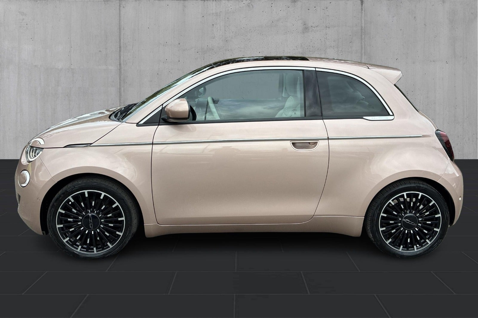 Grå Fiat 500e fra 2023