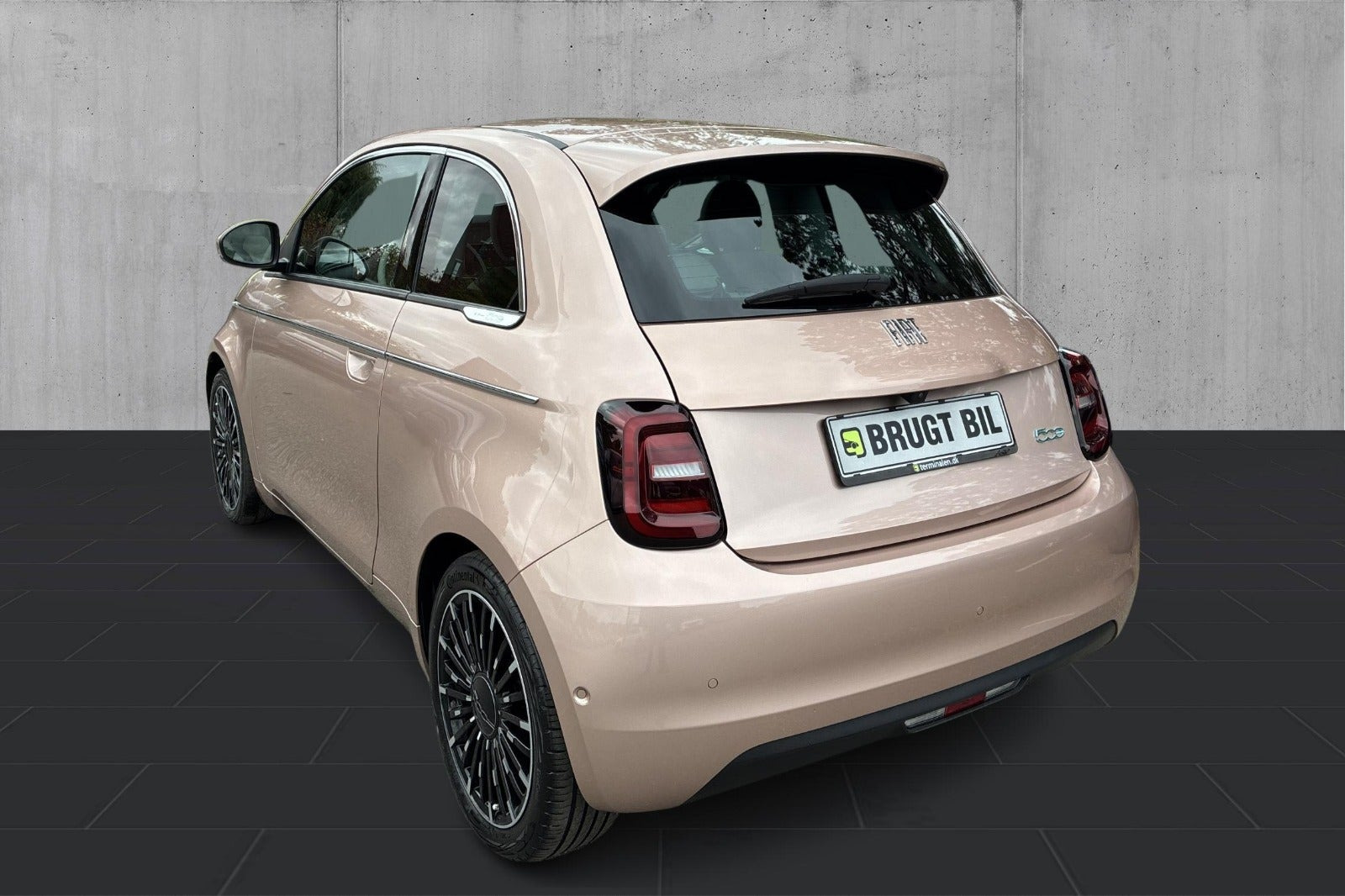 Grå Fiat 500e fra 2023