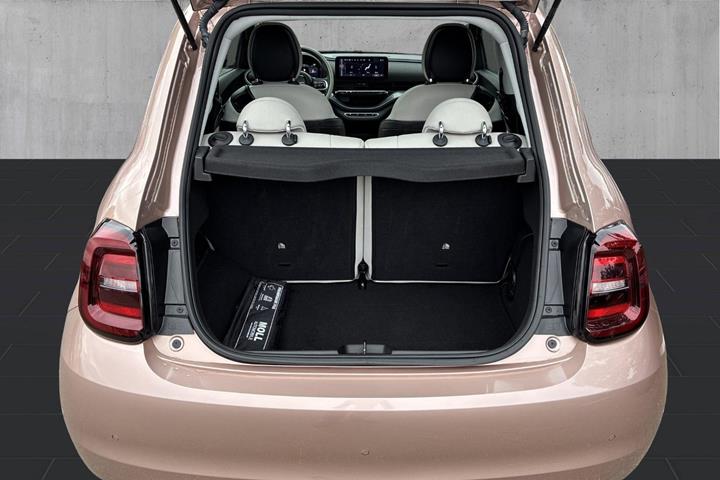 Grå Fiat 500e fra 2023