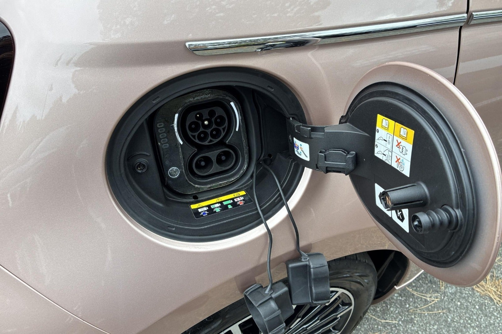 Grå Fiat 500e fra 2023