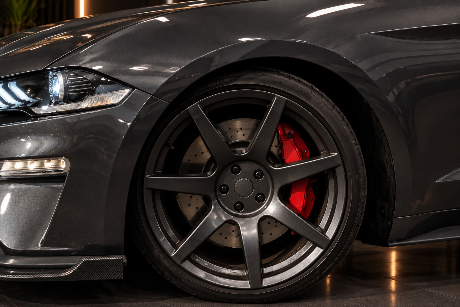 Grå Ford Mustang fra 2018