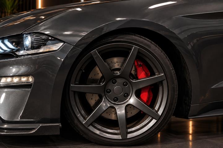 Grå Ford Mustang fra 2018