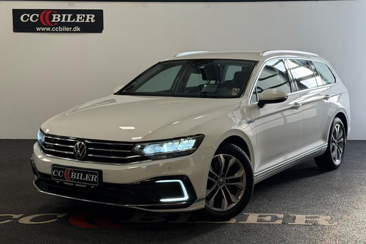 Hvid VW Passat fra 2022