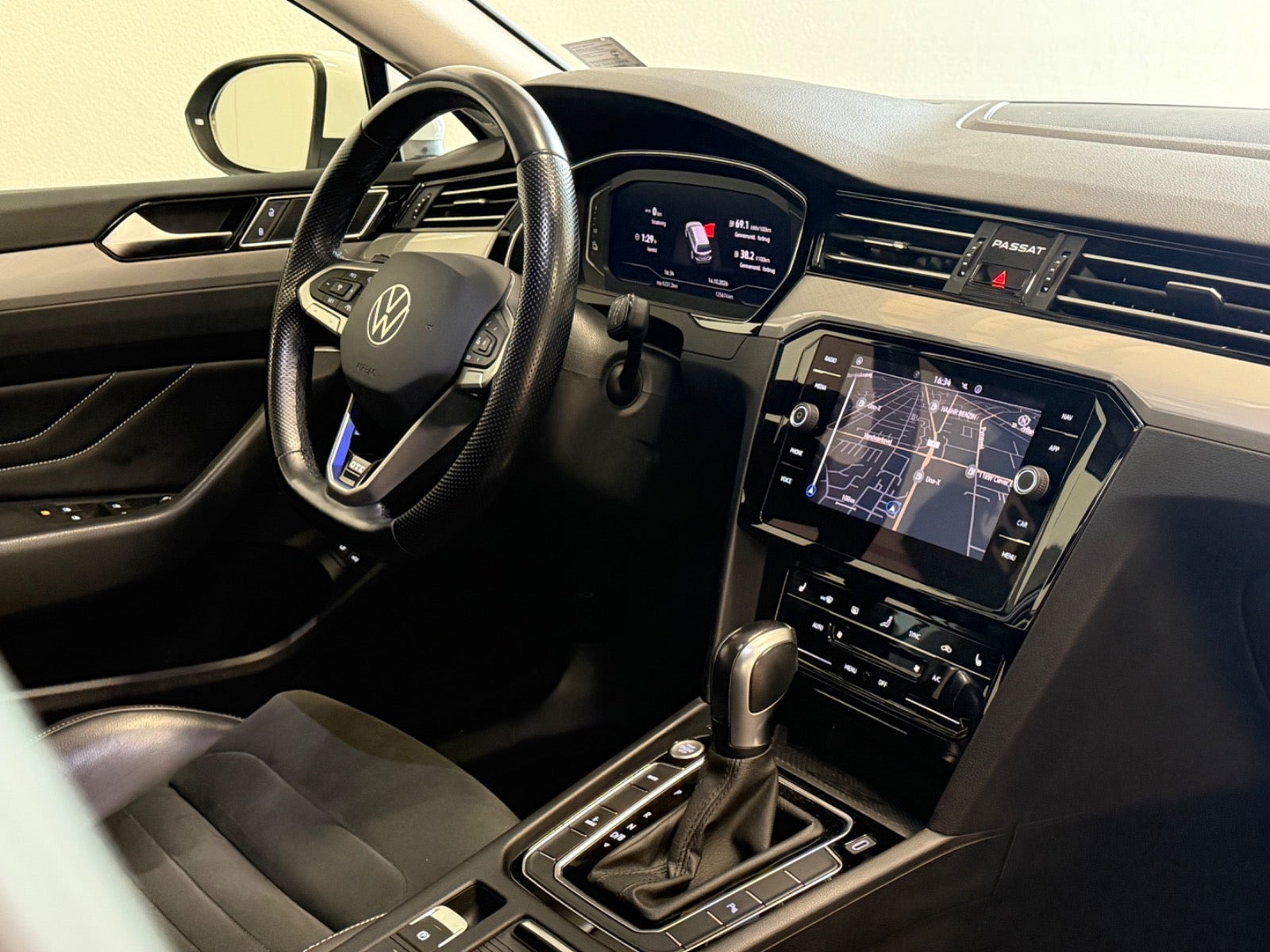 Hvid VW Passat fra 2022