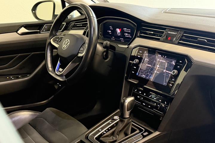 Hvid VW Passat fra 2022