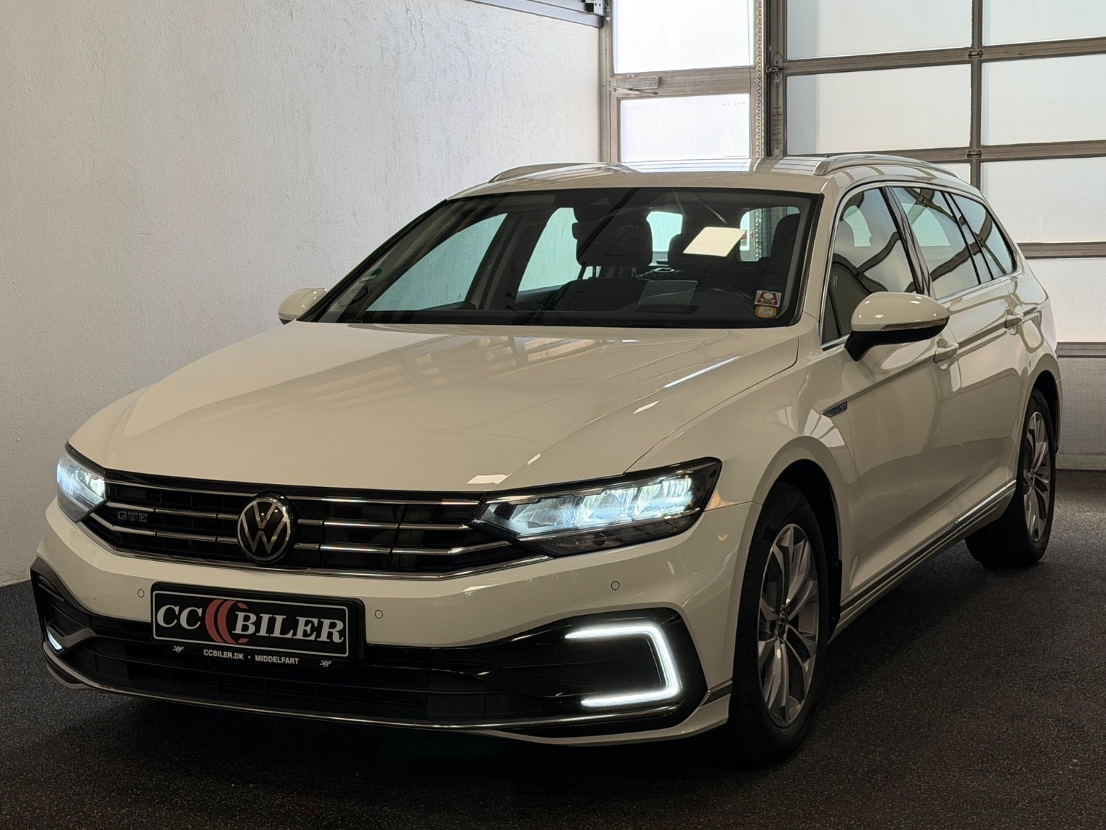 Hvid VW Passat fra 2022