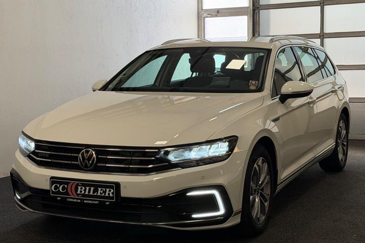 Hvid VW Passat fra 2022