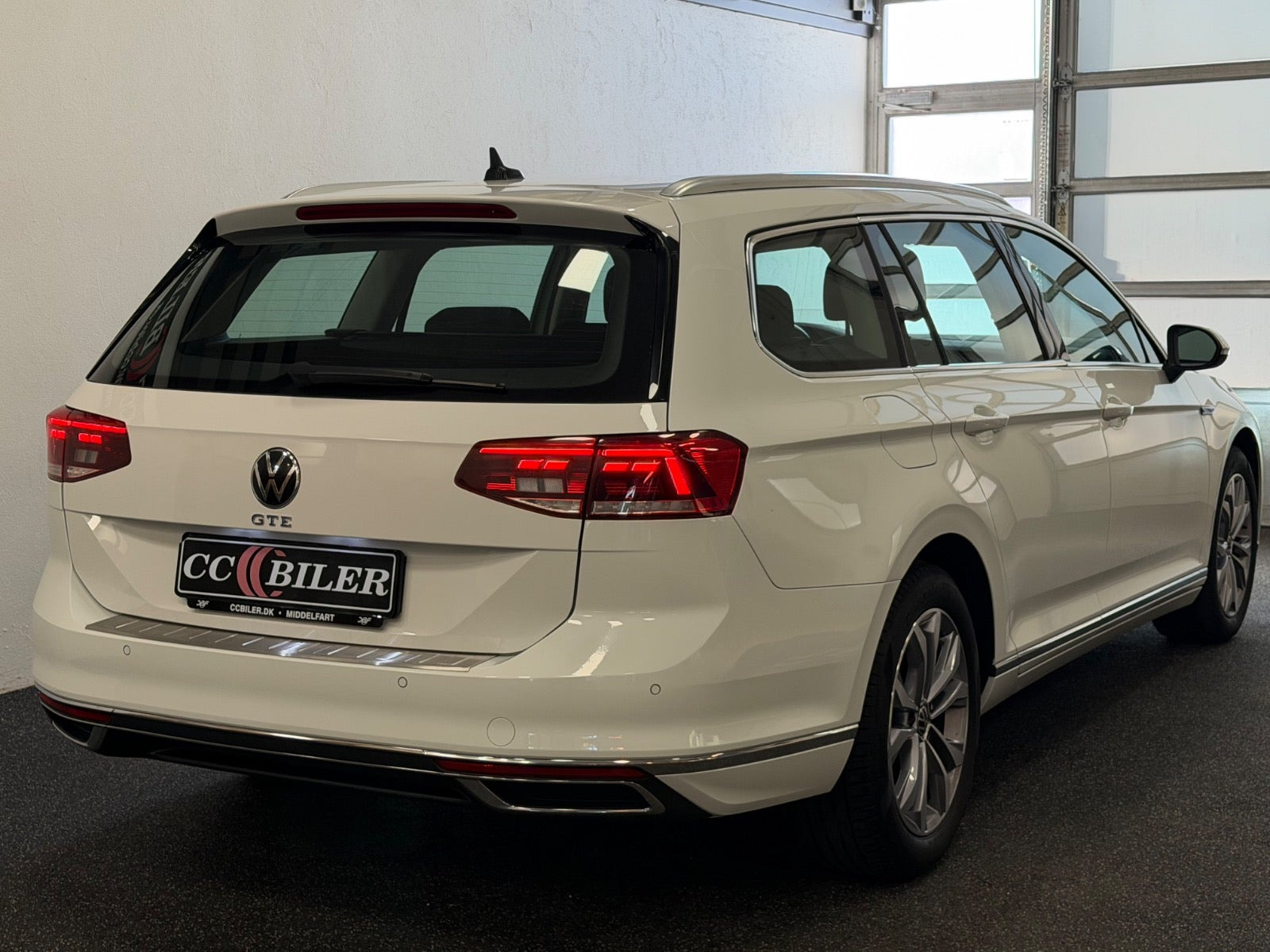Hvid VW Passat fra 2022