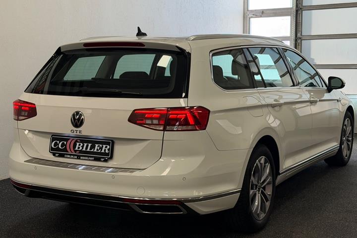 Hvid VW Passat fra 2022