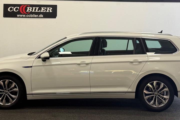 Hvid VW Passat fra 2022