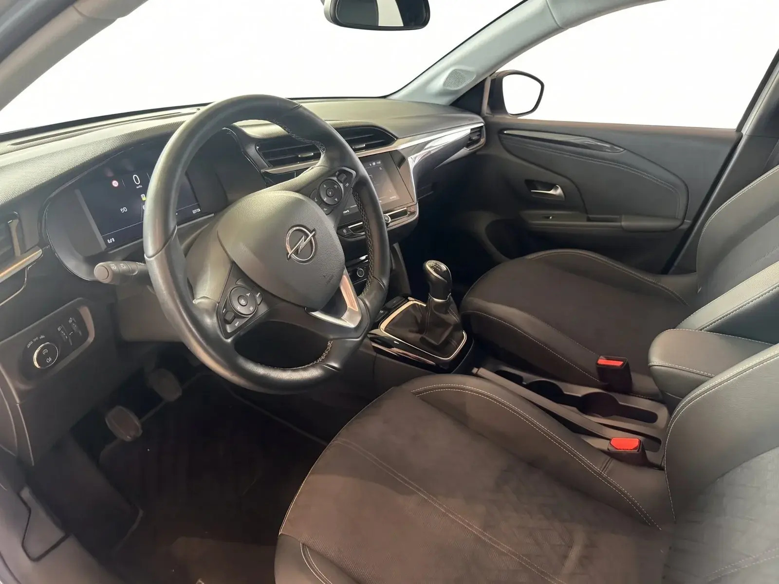 Grå Opel Corsa fra 2022
