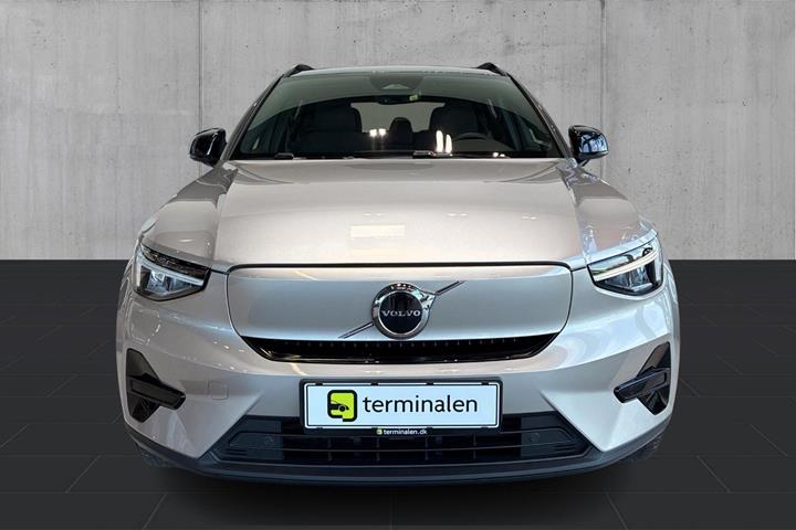 Orange Volvo XC40 fra 2024