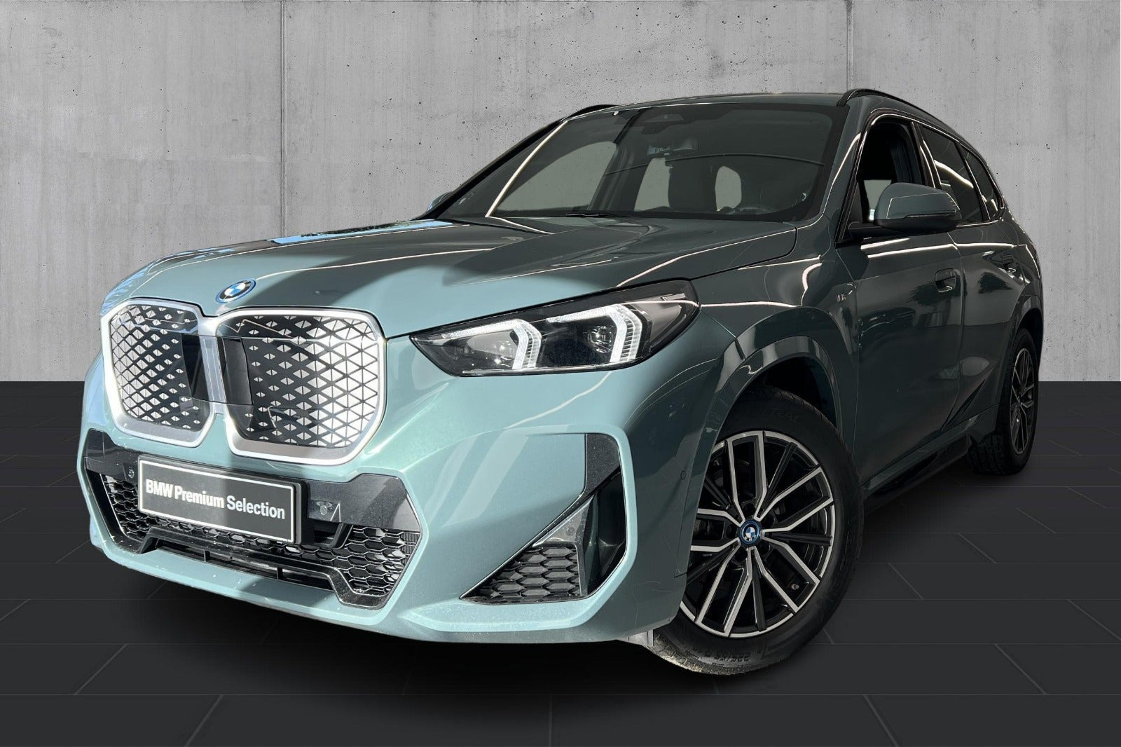 Grøn BMW iX1 fra 2025