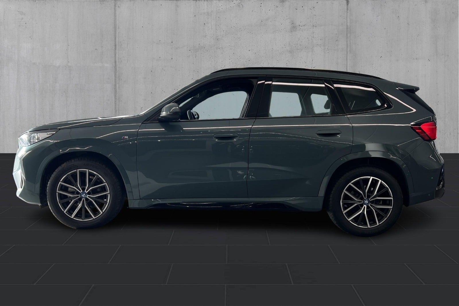 Grøn BMW iX1 fra 2025