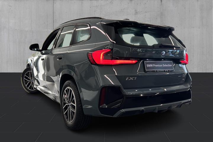 Grøn BMW iX1 fra 2025