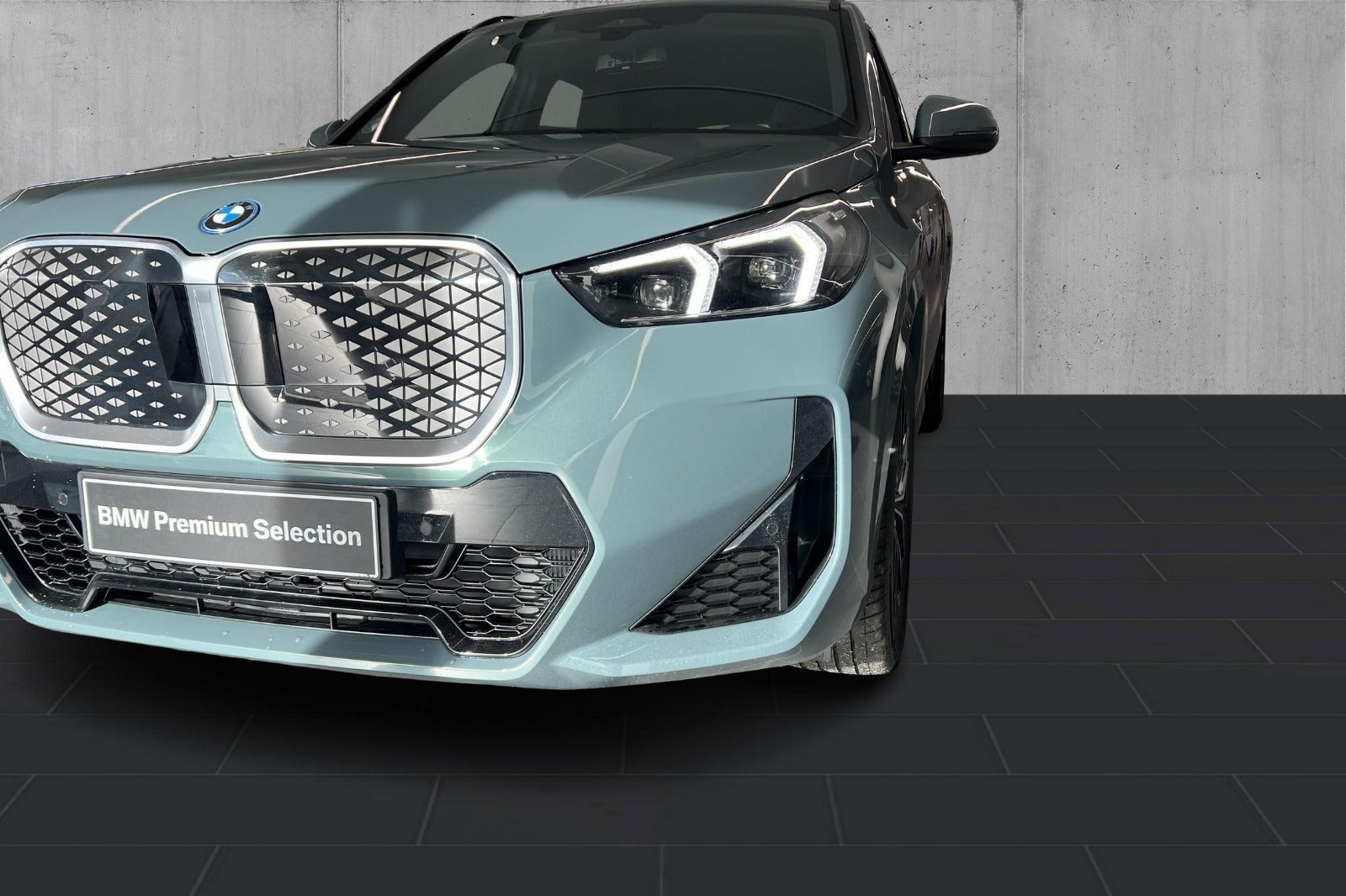 Grøn BMW iX1 fra 2025