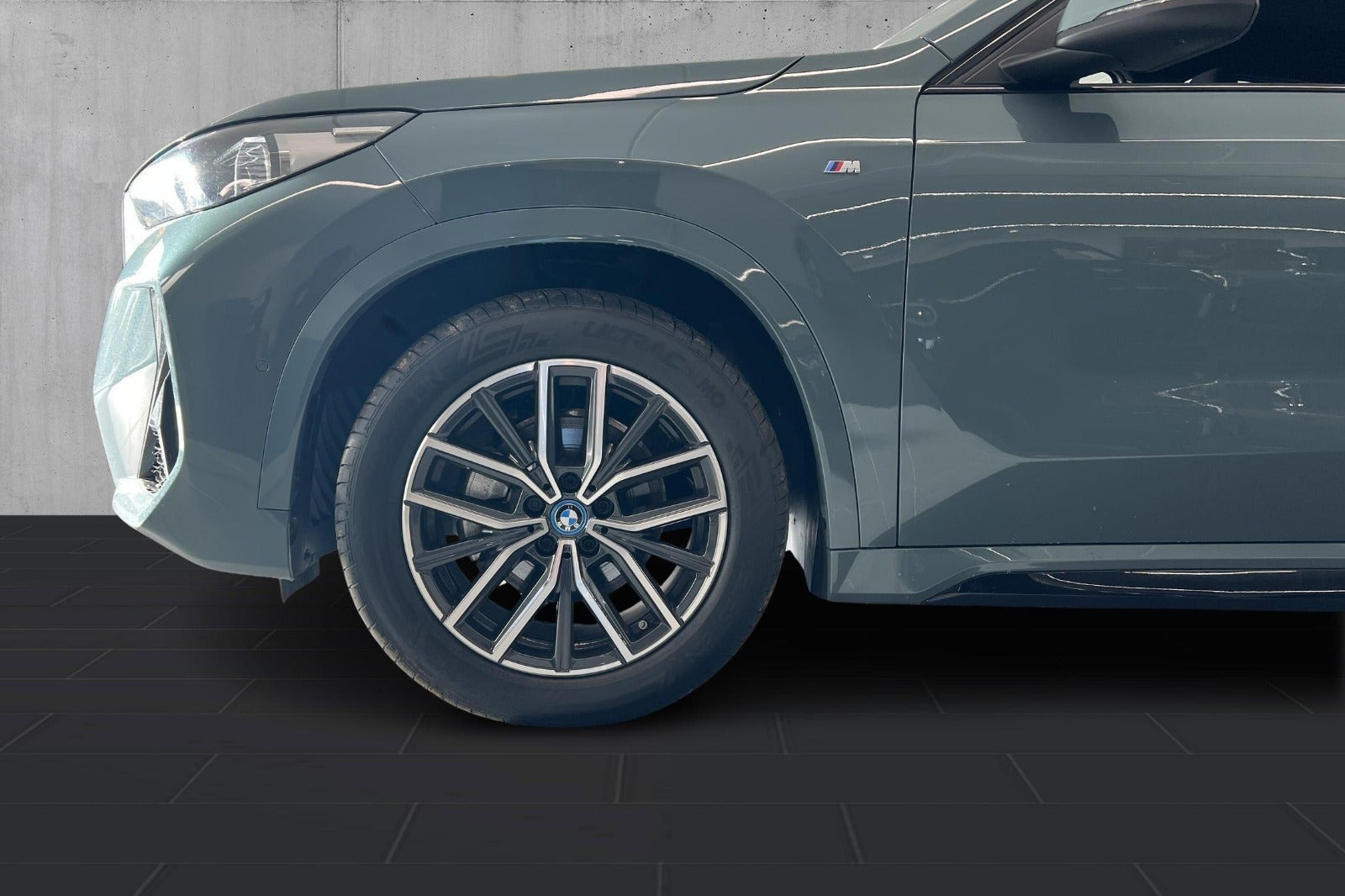 Grøn BMW iX1 fra 2025