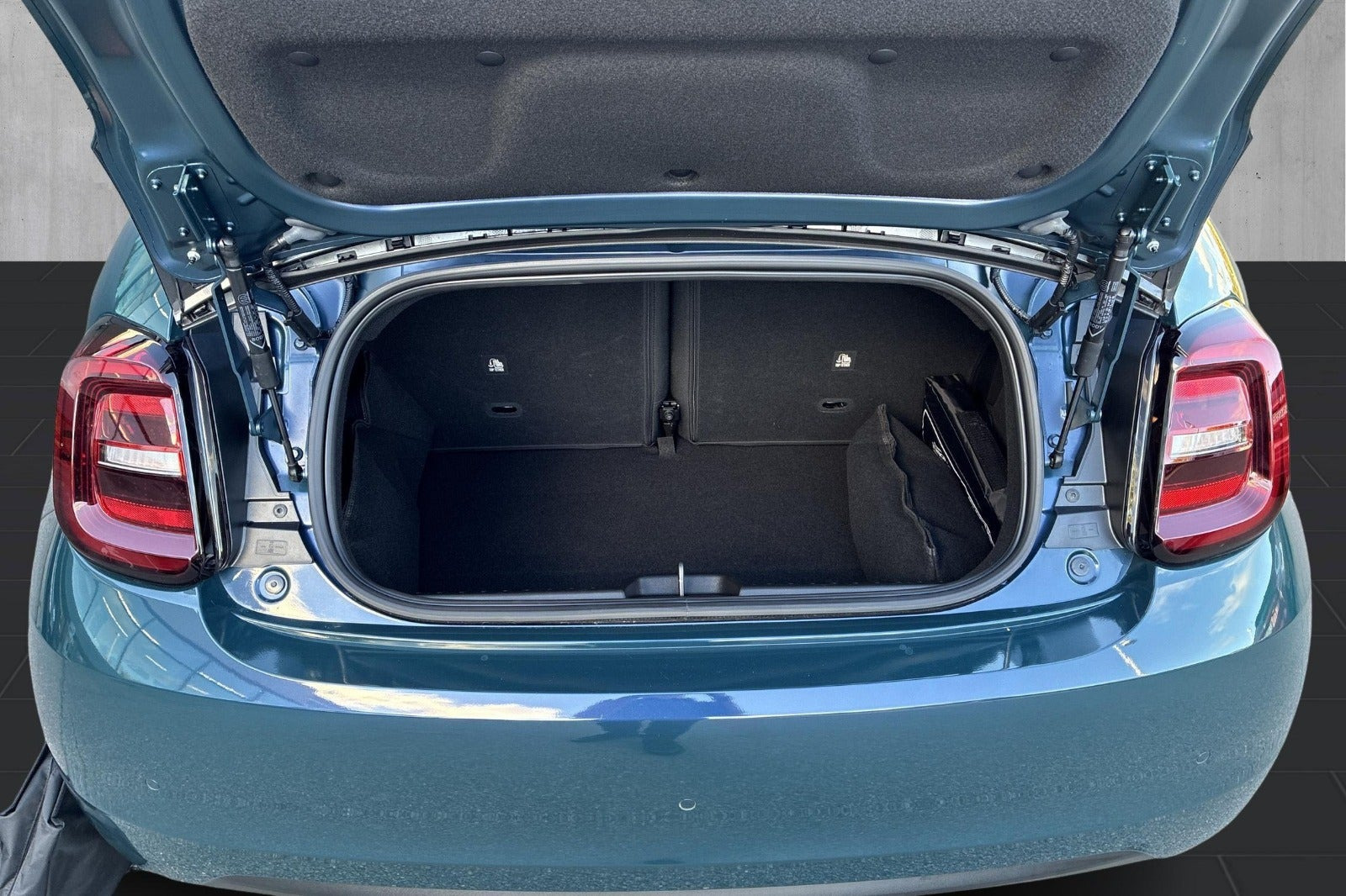 Grøn Fiat 500e fra 2023