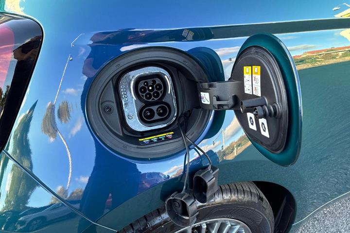 Grøn Fiat 500e fra 2023