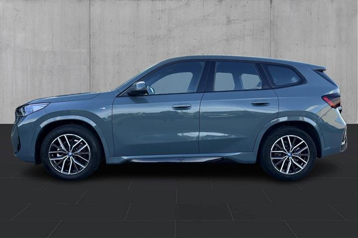Grøn BMW iX1 fra 2025