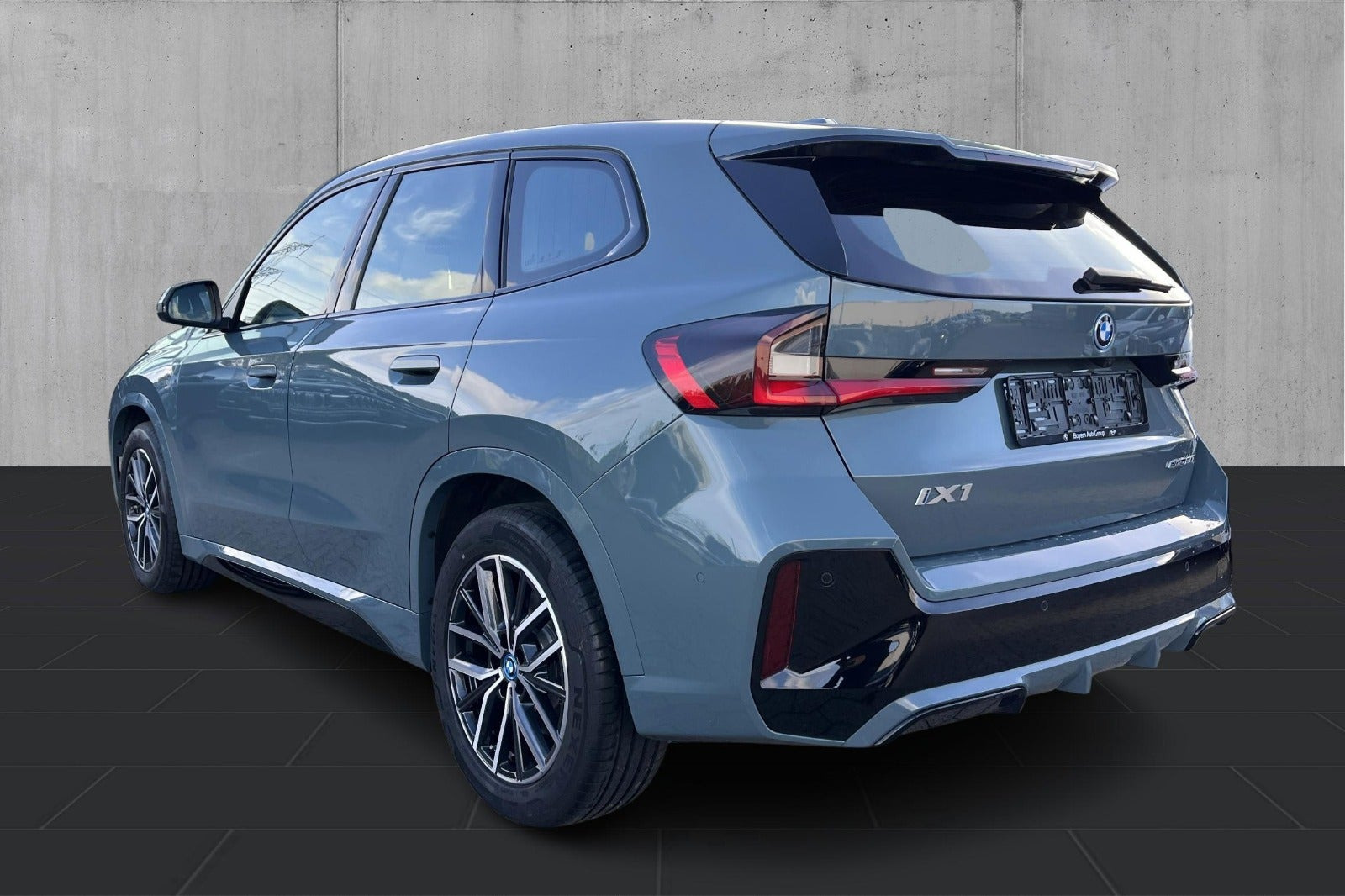 Grøn BMW iX1 fra 2025
