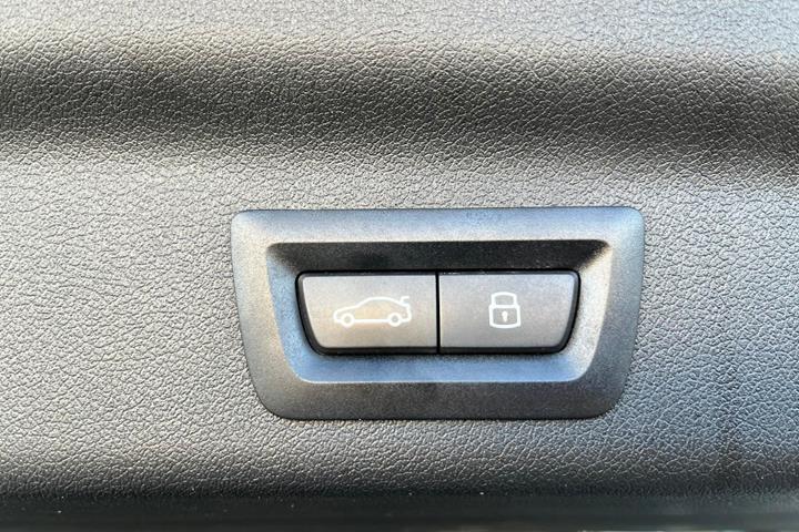 Grøn BMW iX1 fra 2025