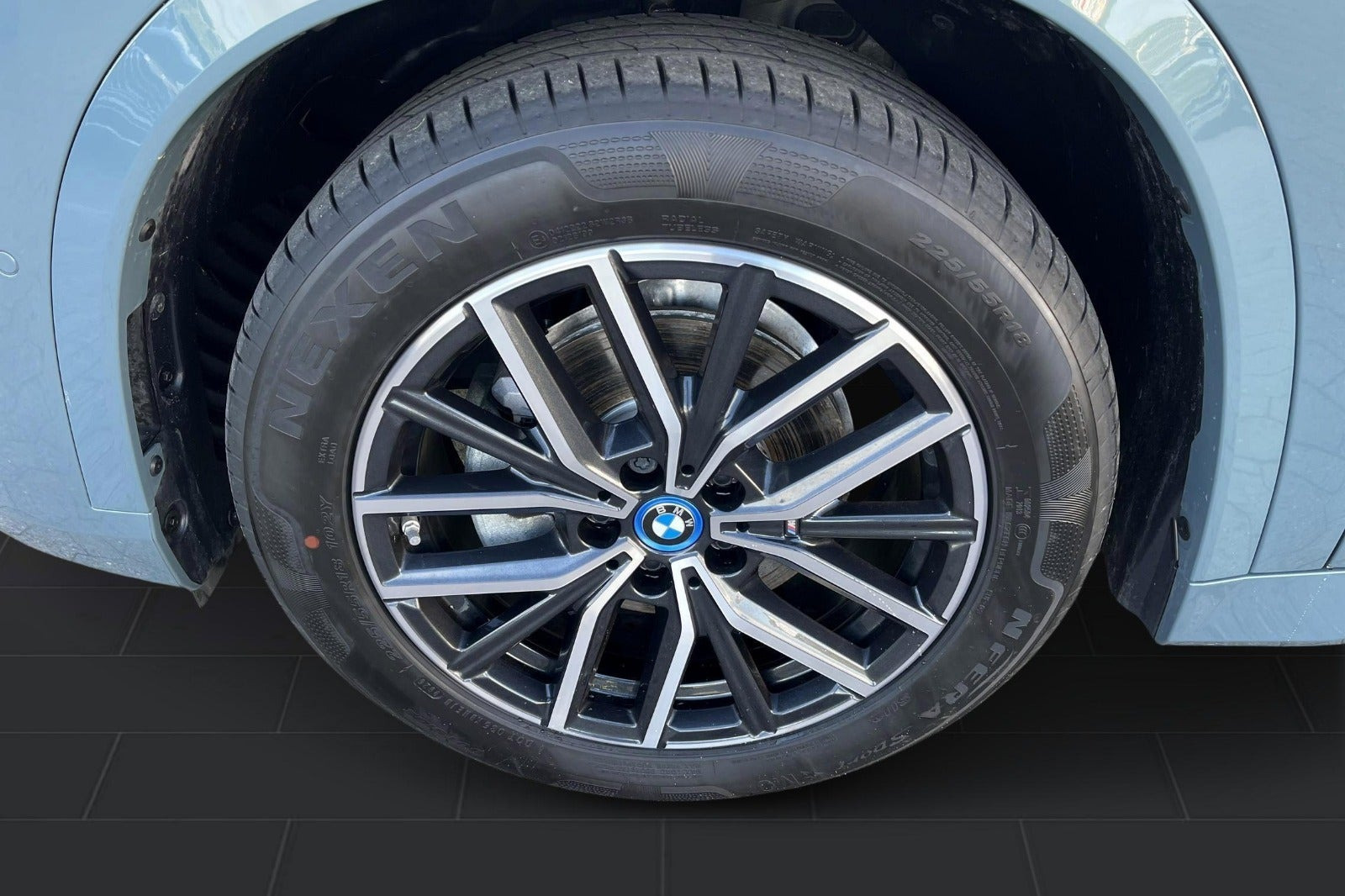 Grøn BMW iX1 fra 2025