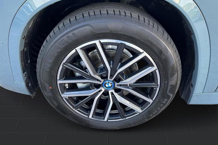 Grøn BMW iX1 fra 2025