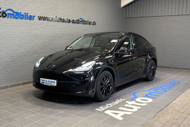 Sort Tesla Model Y fra 2022