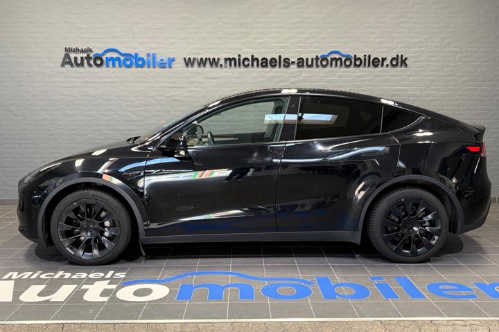 Sort Tesla Model Y fra 2022