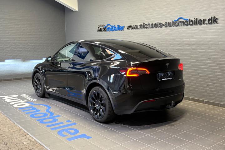 Sort Tesla Model Y fra 2022