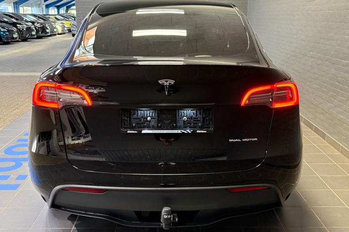 Sort Tesla Model Y fra 2022