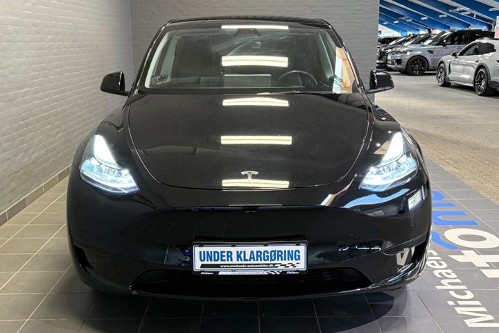 Sort Tesla Model Y fra 2022