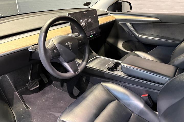 Sort Tesla Model Y fra 2022