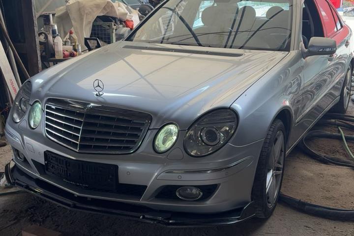 Sølv Mercedes E280 fra 2006