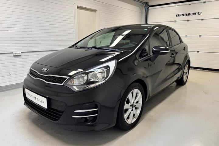 Sort Kia Rio fra 2016 set udefra