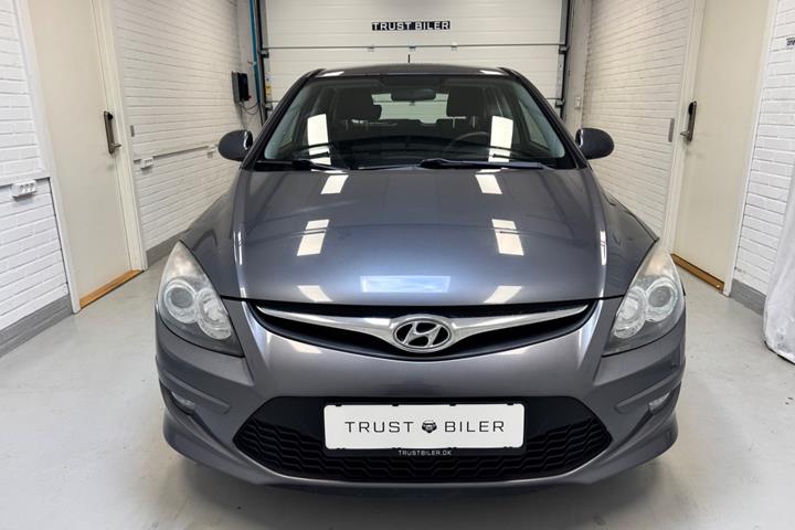 Grå Hyundai i30 fra 2011