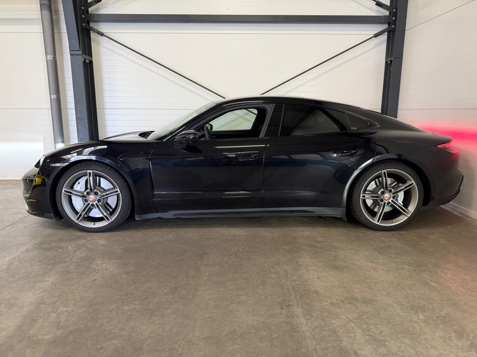 Sort Porsche Taycan Turbo fra 2020