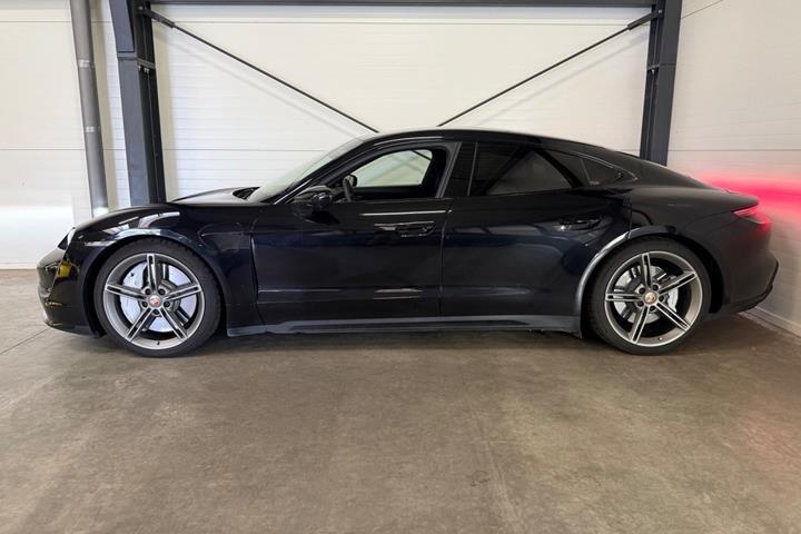 Sort Porsche Taycan Turbo fra 2020