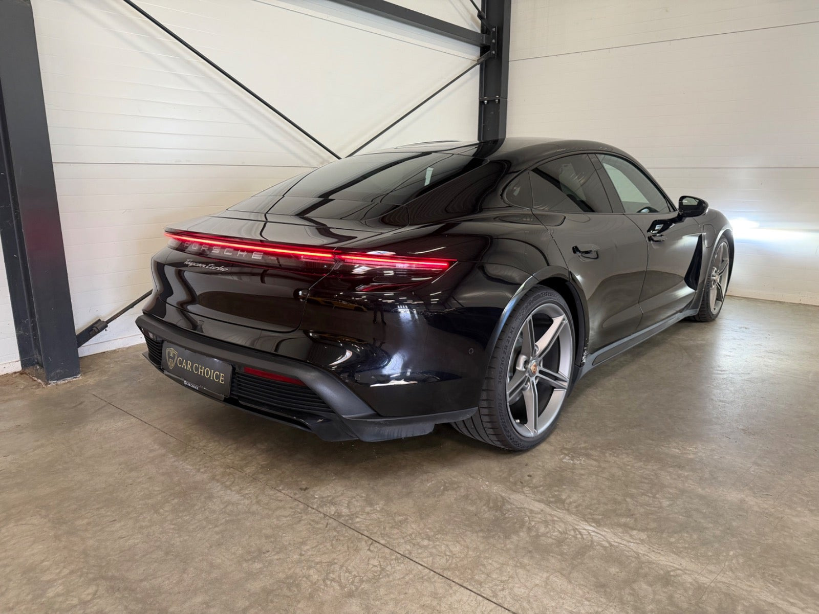 Sort Porsche Taycan Turbo fra 2020