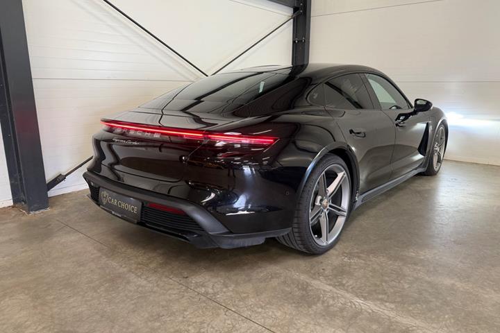 Sort Porsche Taycan Turbo fra 2020