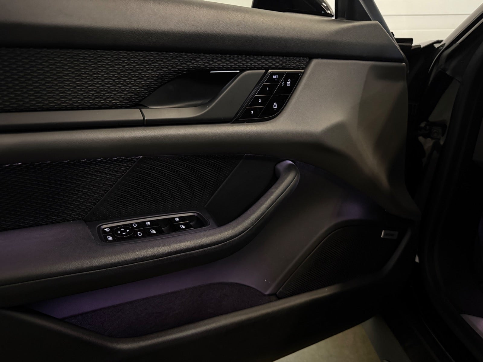 Sort Porsche Taycan Turbo fra 2020