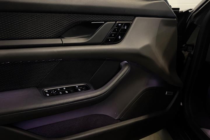 Sort Porsche Taycan Turbo fra 2020
