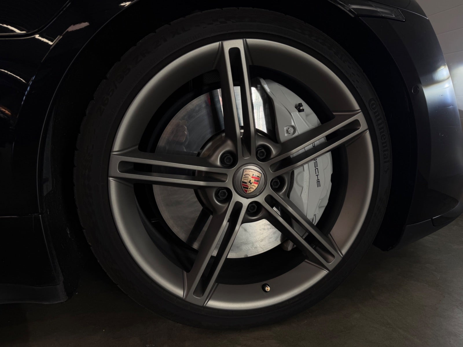 Sort Porsche Taycan Turbo fra 2020