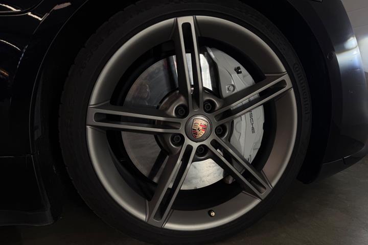 Sort Porsche Taycan Turbo fra 2020