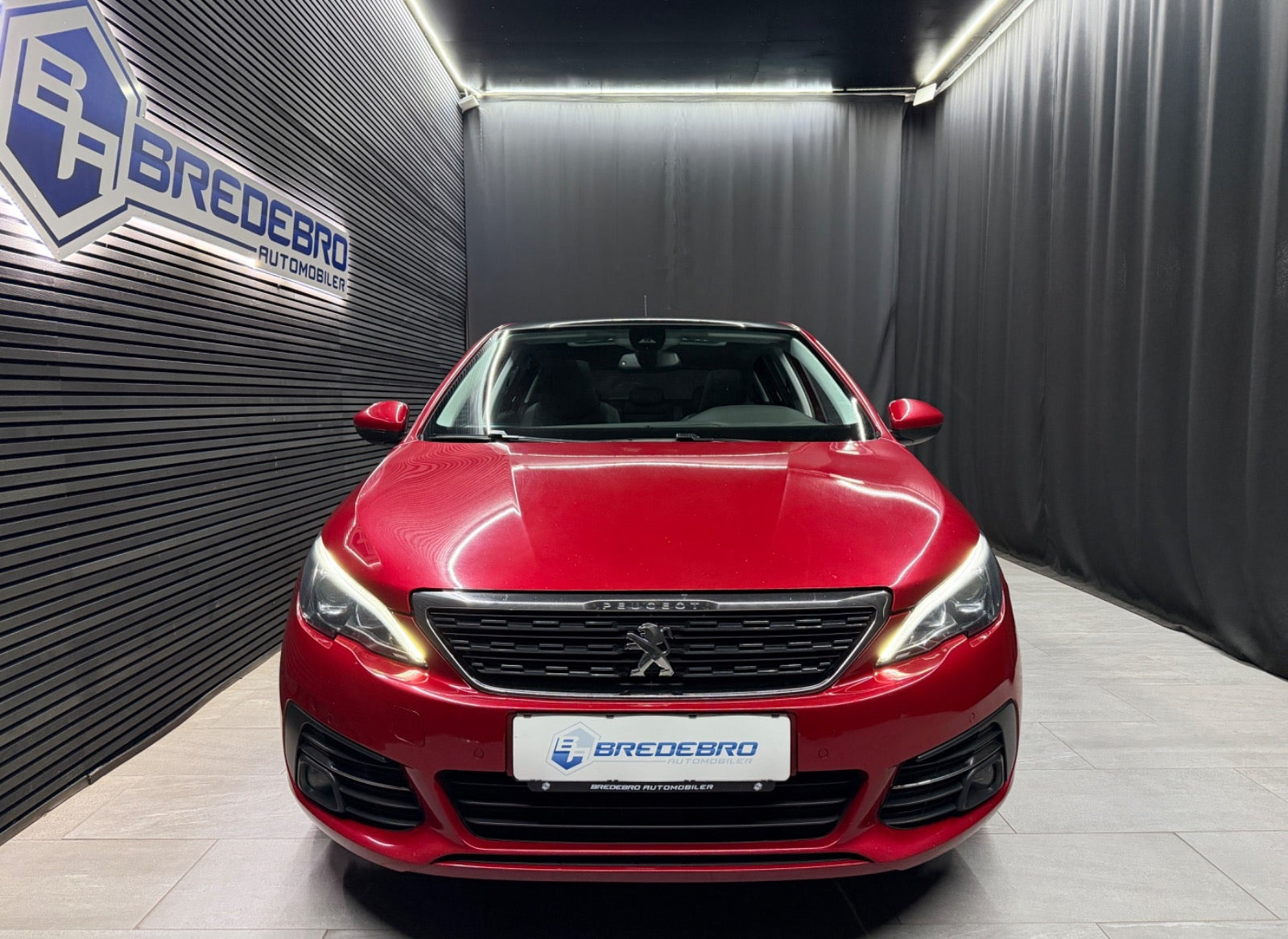 Rød Peugeot 308 fra 2018