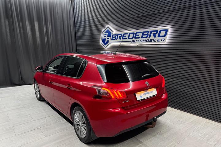Rød Peugeot 308 fra 2018